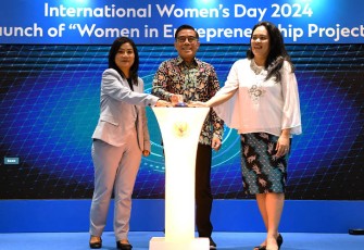 Staf Ahlu MenKopUKM Rully Nuryanto pada acara peluncuran program Women in Entrepreneurship Standard Chartered for UMKM di Jakarta, Rabu (6/3).