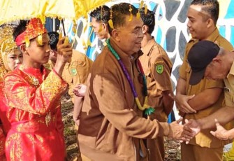 Bupati Natuna Wan Siswandi saat kunjungan kerja dalam rangka menghadiri Musyawarah Rencana Pembangunan (Musrenbang) tahun 2024 untuk anggaran tahun 2025. Bertempat di Gedung Serbaguna Kecamatan Serasan Timur Kabupaten Natuna. Selasa 06/02/2024. Pukul 08.30. Pagi.