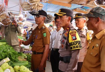Wakapolres Natuna bersama Tim Satgas Pangan saat Sidak Pasar