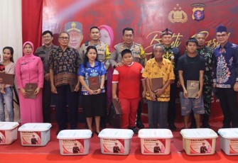Kapolda Kalteng Beri Bansos ke Masyarakat dan Penyandang Disabilitas