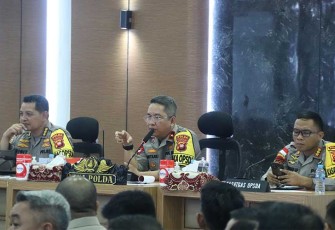 Wakapolda Kalbar saat Pimpin Pengecekan dan Pengarahan Personel Pengamanan TPS