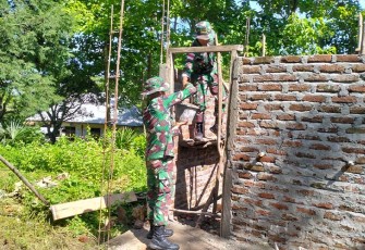 Pos Naekake Satgas Yonkav 6/Naga Karimata saat Ikut Bantu Bangun Rumah Warga
