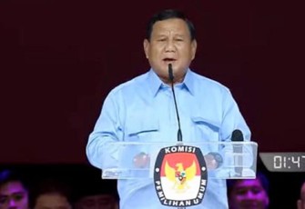 Capres nomor urut 2 Prabowo Subianto saat segmen penyampaian visi, misi, dan program pada debat pamungkas di Jakarta Convention Center, Minggu (4/2/24).