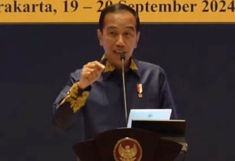 Presiden Jokowi saat memberikan sambutan dalam acara pembukaan Kongres Ikatan Sarjana Ekonomi Indonesia (ISEI) ke-22 dan Seminar Nasional 2024, di Hotel Alila, Kota Solo, Jawa Tengah, Kamis (19/9/2024).
