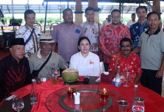 Ketua DPR RI Puan Maharani saat menerima sejumlah kades yang ‘mencegatnya’.