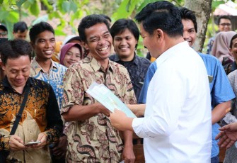 Menteri ATR/Ka.BPN RI Hadi Tjahjanto saat menyerahkan sertifikat secara door to door, Jumat (16/02/2024).