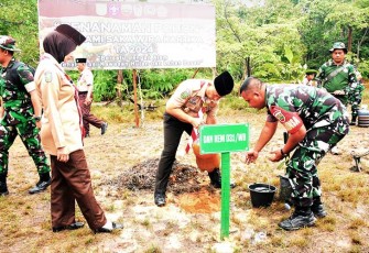 Komandan  Korem 031/Wir Brigjen TNI Dani Rakca, S.P. A., M.Han., saat tanam pohon.
