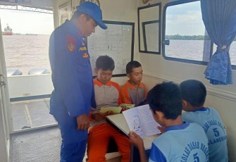 Ditpolairud Polda Kalteng Dukung Dunia Pendidikan Lewat Kapal Melek Huruf