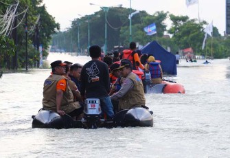 Kepala Badan Nasional Penanggulangan Bencana (BNPB) Letjen TNI Suharyanto S.Sos., M.M meninjau secara langsung lokasi tanggul jebol yang menyebabkan banjir bandang di Kabupaten Demak, Jawa Tengah pada, Senin (12/2)