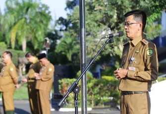 Penjabat (Pj.) Wali Kota Tanjungpinang, Hasan, S.Sos saat memimpin apel gabungan di halaman kantor Wali Kota, Senin (5/2).