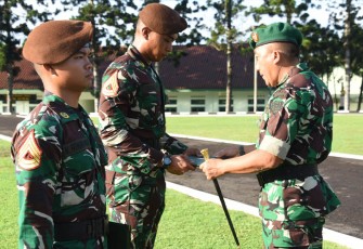 Gubernur Akademi Militer Mayjen TNI R. Sidharta Wisnu Graha, S.E., menyematkan Brevet dan penyerahan Sertifikat Hirbak (Kemahiran Menembak) kepada Taruna Akmil tingkat III/Sermadatar TP 2023/2024 bertempat di Lapangan Pancasila Akmil Magelang, Selasa (05/03/2024).