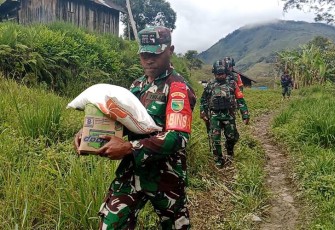 Babinsa Koramil 1714-02/ILU saat Baksos ke Masyarakat yang Sedang Berduka