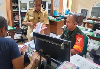 Babinsa Koramil Geger Komsos dengan Staf Kelurahan