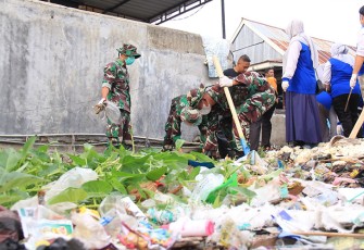  Karya Bhakti bertajuk “Jumat Bersih”  bersama lapisan masyarakat di kampung Bajo, kecamatan Tenete Riatang Timur Kabupaten Bone pada Jumat (26/1/2024).