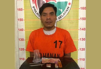 BH saat menunjukkan barang bukti usai diamankan Tim Opsnal Polsek Batang Toru.