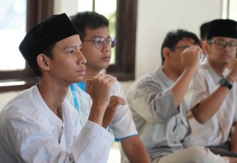 Gambaran Saat Anak-anak Tunarungu Belajar Al-Qur’an Isyarat