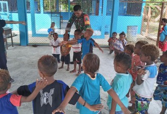 Babinsa Mapurujaya bersama Siswa TK saat Bermain