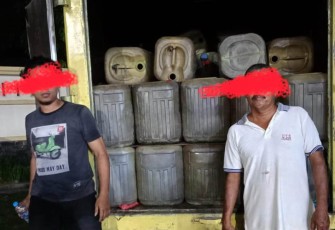 Dua terduga pelaku dan barang bukti saat diamankan
