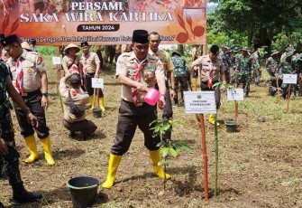 Pangdam Kasuari saat tanam pohon i Lapangan Kodim 1801/Manokwari, Papua Barat, pada Sabtu (3/2/2024).
