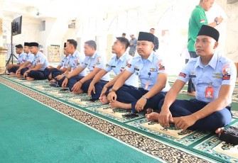 Personel Lanud Sam Ratulangi saat menghadiri Peringatan Isra Miraj Nabi Muhammad SAW 1445 H/2024 M di Mesjid Nurul Hudaa Ketang Baru, Manado, Sulawesi Utara. Kamis (8/2/2024).