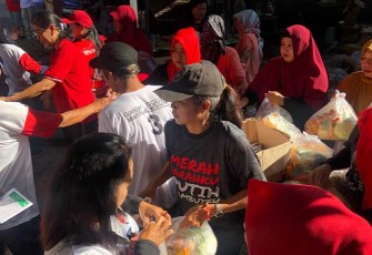 Warga tengah antri mendapatkan paket minyak goreng dan telur harga murah dalam acara baksos yang digelar DPC PDI Perjuangan dan organ relawan pendukung Ganjar - Mahfud, pada Jumat (9/2/2024).