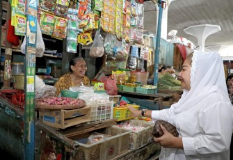 Wali Kota Semarang Hevearita Gunaryanti Rahayu memantau harga di pasar Jatingaleh