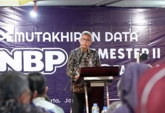 Sekretaris Direktorat Jenderal Perhubungan Laut Lollan Panjaitan saat membuka kegiatan Evaluasi dan Pemutakhiran Data Penerimaan Negara Bukan Pajak (PNBP) sampai dengan Semester II Tahun Anggaran 2024 di Lingkungan Direktorat Jenderal Perhubungan Laut di Jakarta, Senin (6/1).