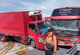 Kondisi bus dan truk box bermuatan telur ayam usai terlibat kecelakaan beruntun di ruas Jalan Tol Boyolali Kilometer 481, pada Sabtu (25/1/2025).