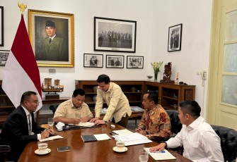 Presiden Republik Indonesia Prabowo Subianto resmi menandatangani Instruksi Presiden (Inpres) tentang percepatan pembangunan Pulau Enggano dan Pelabuhan Pulau Baai, Selasa (24/6/2025).