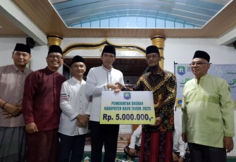 Bupati dan Wabup Kaur saat safari ramadan di Kecamatan Sahung