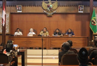 Bupati Blora Arief Rohman dan Ketua DPRD Blora Mustopa saat audensi dengan APTRI,  GMM dan Bulog di gedung DPRD Blora