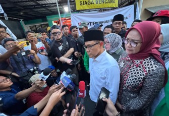 Menteri Koordinator Pemberdayaan masyarakat (Menko PM) Muhaimin Iskandar mengunjungi lokasi robohnya mushala Pondok Pesantren (Ponpes) Al Khoziny di Buduran, Sidoarjo, Kamis 2 Oktober 2025
