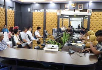 Bupati Bintan Roby Kurniawan memimpin langsung rapat pembahasan tata kelola distribusi dan penjualan ayam potong di Kabupaten Bintan, Selasa (24/06)