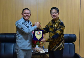 Kepala Bakamla RI, Laksdya TNI Dr. Irvansyah, S.H., M.Tr.Opsla., melanjutkan agenda kunjungan kerjanya di Manado dengan melaksanakan courtesy call kepada Wali Kota Bitung, Hengky Honandar, Bitung, Jumat (29/8/2025)