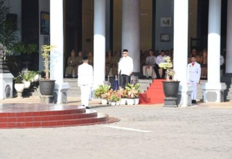 Mendikdasmen Abdul Mu'ti saat menjadi pembina upacara di SMAN 3 Semarang, Senin (6/1)