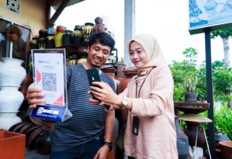 Pemudik menggunakan transaksi QRIS dengan aplikasi Super Apps BRImo 