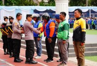 Kapolri Jenderal Listyo Sigit Prabowo memimpin apel ojek online (ojol) kamtibmas 'Sauyunan Jaga Lembur' Polda Jawa Barat di Lapangan Upakarti, Soreang, Kabupaten Bandung, Jawa Barat (Jabar), Sabtu, 8 November 2025.