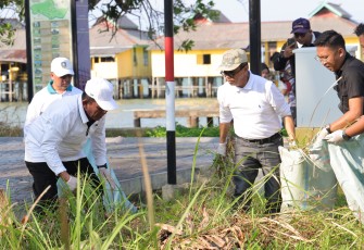 Gubernur Ansar Pimpin Gotong Royong di Pulau Penyengat