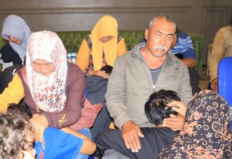 Sebanyak 13 terduga pelaku pengrusakan pos polisi dan polsek dipertemukan dengan keluarga mereka