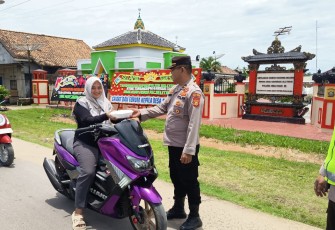 Polsek Belitang III Bagikan Nasi Kotak ke Warga