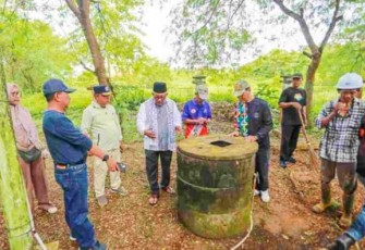 Wali Kota Lis saat meninjau kegiatan Gotong Royong Pemerintah Kota Tanjungpinang yang dilaksanakan di kawasan Taman Batu X, Sabtu (01/11/2025). 