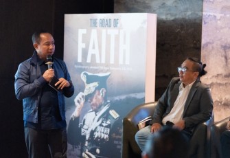 Panglima TNI Jenderal TNI Agus Subiyanto saat menghadiri acara bedah buku berjudul “The Road of Faith”, di Kyro Jakarta, Pacific Place Mall, Senayan, Jakarta Selatan, Minggu (2/11/2025).