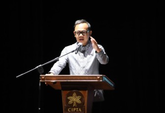 Wamendagri Bima Arya Sugiarto saat menyampaikan keynote speech pada acara Pijar Foundation bertema Muda30 Award di Teater Jakarta, Taman Ismail Marzuki, Jakarta, Senin (3/11/2025) malam.