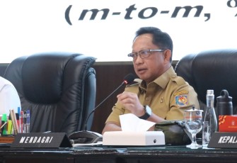 Mendagri pada Rakor Pengendalian Inflasi Daerah yang dirangkaikan dengan Pembahasan Evaluasi Dukungan Pemerintah Daerah dalam Program Tiga Juta Rumah. Kegiatan tersebut berlangsung secara hybrid dari Gedung Sasana Bhakti Praja, Kantor Pusat Kemendagri, Jakarta, Selasa (4/11/2025).
