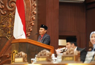 Juru Bicara Komisi D DPRD Jatim, Abrari, dalam rapat paripurna Laporan Komisi terkait RAPBD Jatin 2026, Senin (03/11/25). 