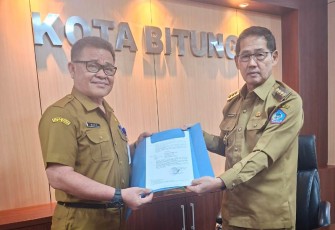 Rudy Panamon saat menerima SK penunjukan dari Walikota Bitung, Hengky Honandar
