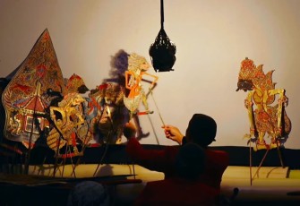 Pementasan lakon Seta Ngraman oleh Ki Sulardiyanto mengawali Pagelaran Wayang Kulit 30 Jam Nonstop dalam rangka Hari Wayang Nasional dan Dunia, di Desa Suruh, Tasikmadu, Karanganyar, Jumat (7/11/2025) malam.