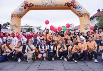 Wakil Menteri Ekonomi Kreatif, Irene Umar, menghadiri acara Acaraki Jamu Festival edisi Hari Pahlawan di Taman Fatahillah, Kawasan Pusat Kota Tua, Jakarta, Minggu (16/11/2025).