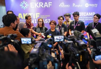 Deputi Bidang Kreativitas Media Kementerian Ekonomi Kreatif, Agustini Rahayu, memberi keterangan kepada rekan-rekan media usai menutup acara Bootcamp Akselerasi Kreatif (AKTIF) subsektor film dan animasi di Hotel Morrissey, Jakarta, Minggu (23/11/2025).