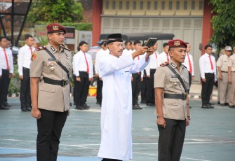 Pengambilan sumpah jabatan AKP Wikan Sri Kadiyono sebagai Kasat Reskrim Polres Karanganyar, menggantikan AKP Bondan Wicaksono, saat upacara sertijab di Lapangan Apel Wira Satya, Jumat (29/8/2025)